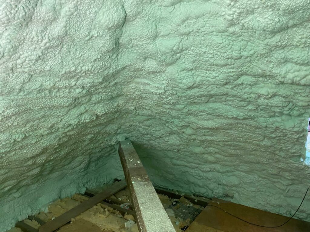 Dodatkowa warstwa piany PUR na skosach i w narożniku poddasza po naprawie w Zebrzydowicach.