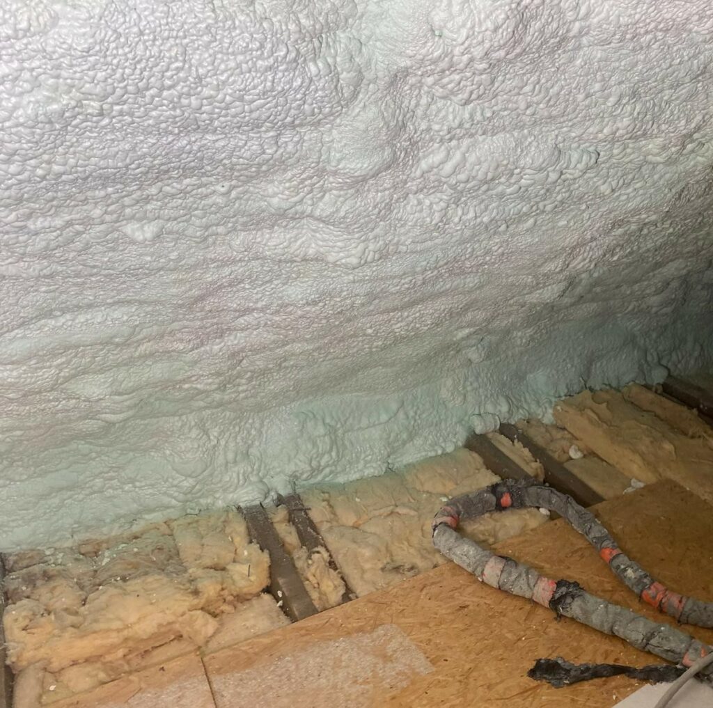 Ocieplenie poddasza pianą pur w zimie po wykonaniu dodatkowego natrysku piany PUR przez ThermoComplex.
