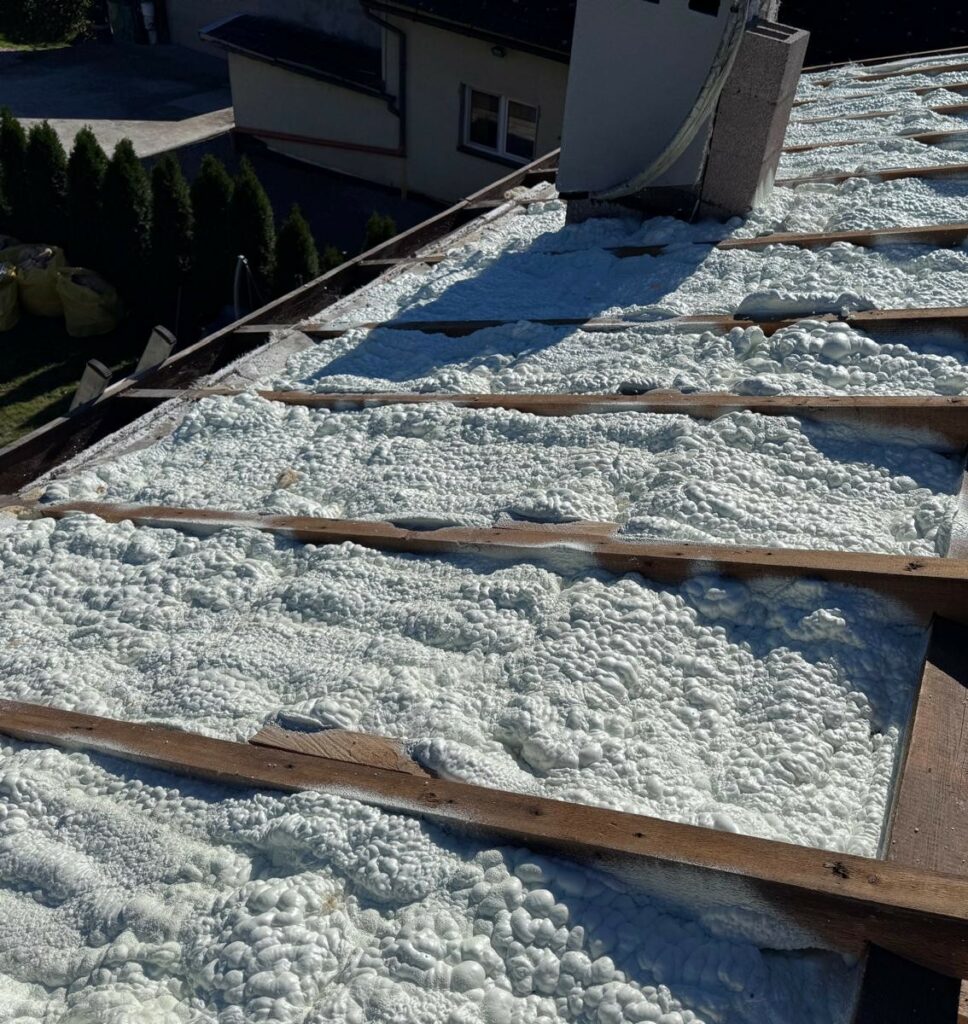 Warstwa piany PUR wykonana pomiędzy drewnianymi elementami konstrukcji dachowej